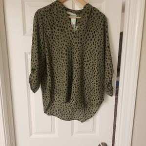 *NWT* Lush leopard print split neck blouse. Size M